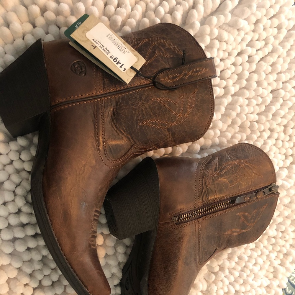 Women’s NWT ARIAT